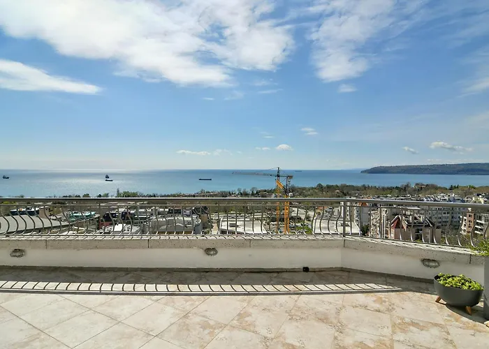 Skyline Grand Penthous Free Parking Warna